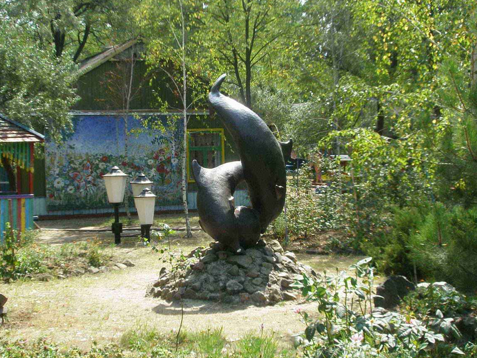 Дельфіни. Скульптура на території санаторию Судковського.